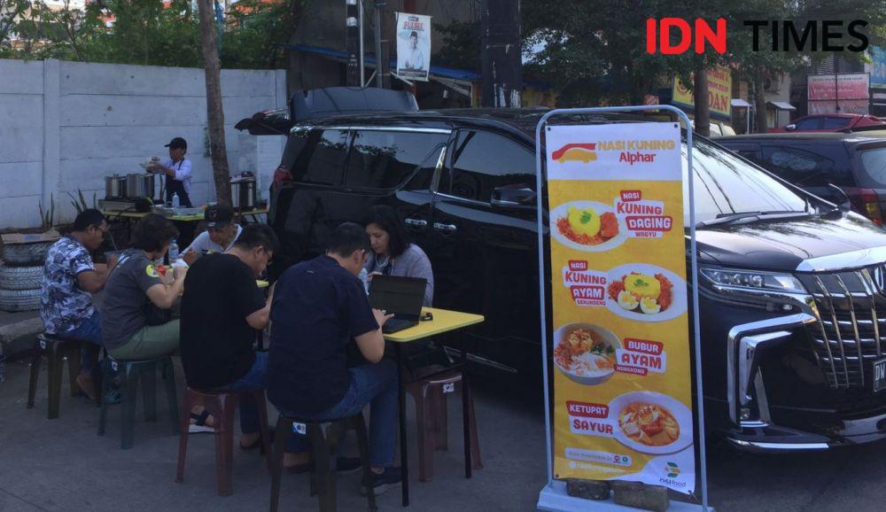 Viral, Pengusaha Makassar Jual Nasi Kuning Pakai Alphard Rp1,9 Miliar