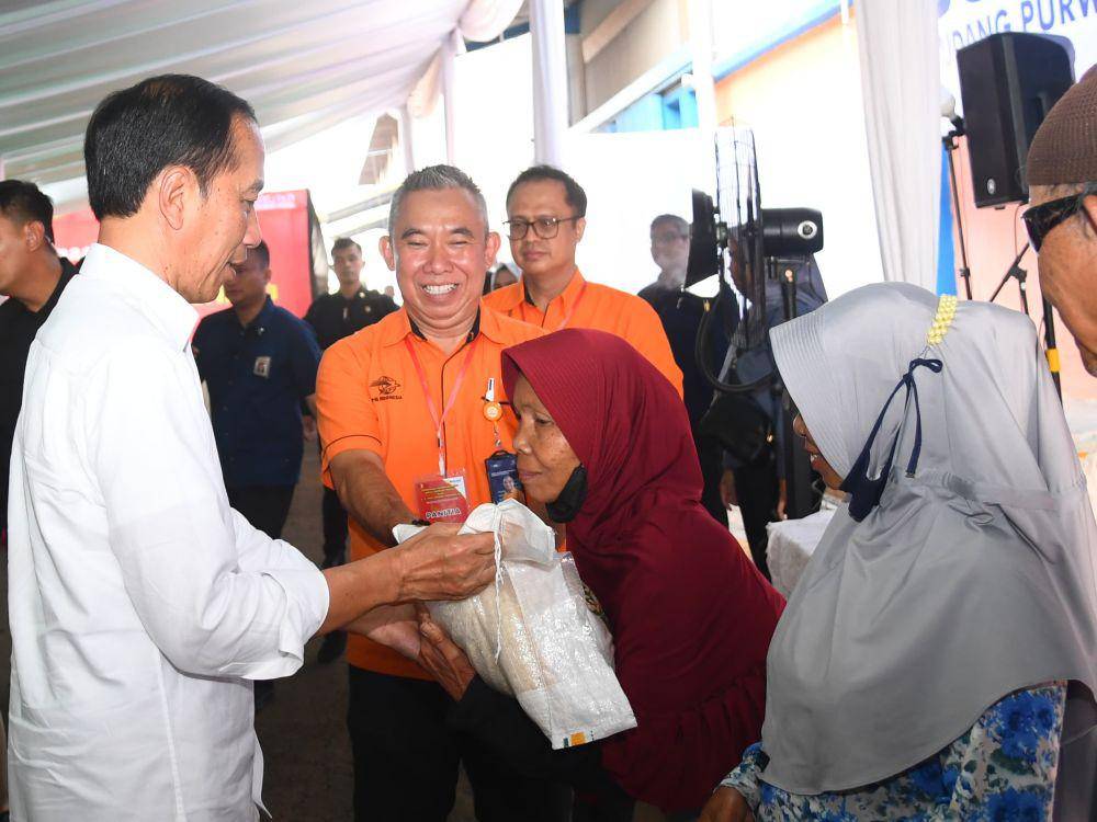 Presiden Jokowi Bagikan Beras Gratis untuk Warga Karawang (dok. Sekretariat Presiden)