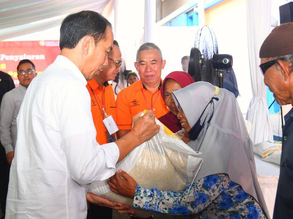 Presiden Jokowi Bagikan Beras Gratis untuk Warga Karawang (dok. Sekretariat Presiden)
