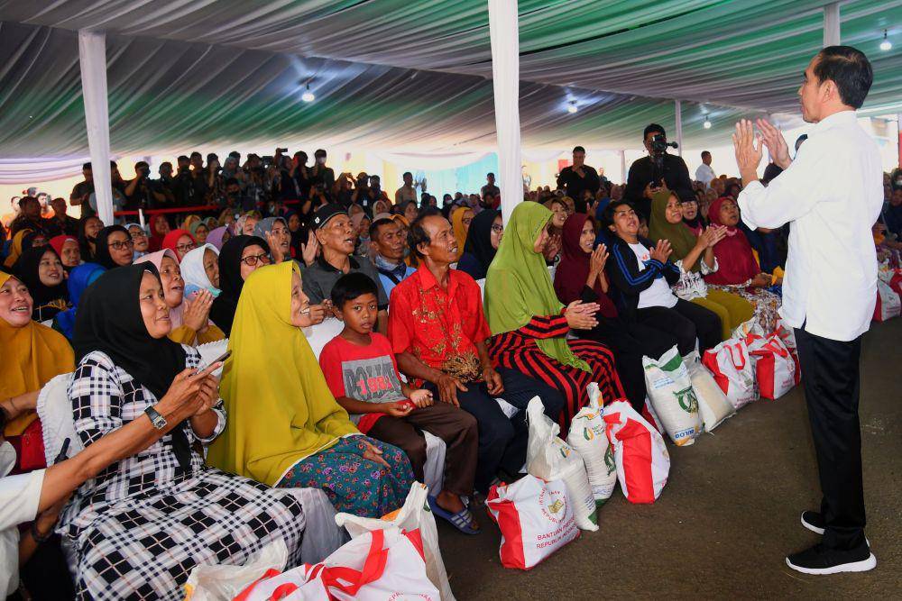 Presiden Jokowi Bagikan Beras Gratis untuk Warga Karawang (dok. Sekretariat Presiden)