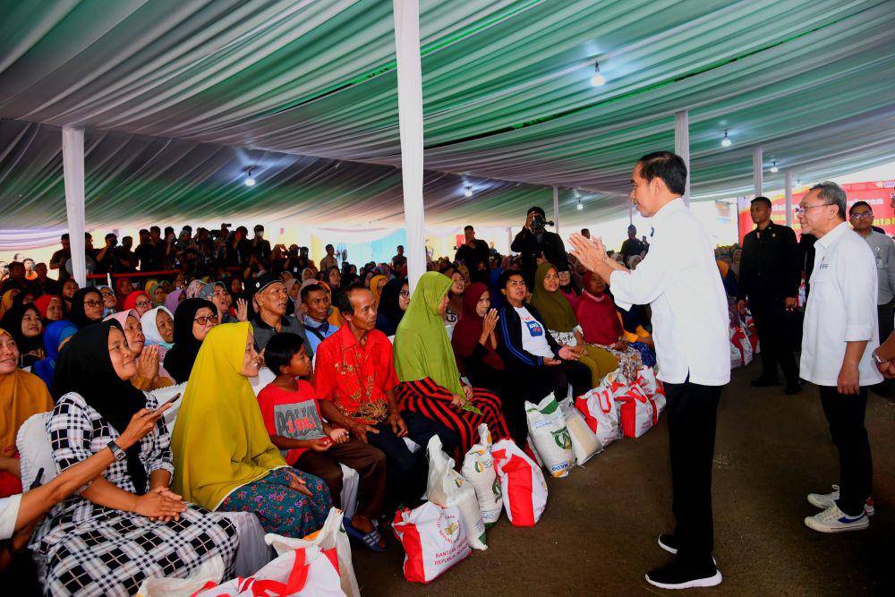 Presiden Jokowi Bagikan Beras Gratis untuk Warga Karawang (dok. Sekretariat Presiden)