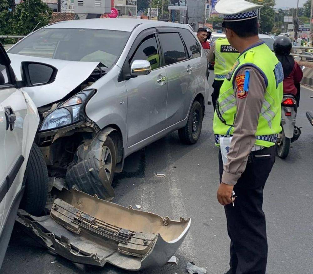 Kecelakaan beruntun melibatkan 3 kendaraan roda empat terjadi di Jalan Teuku Umar tepatnya flyover Mall Boemi Kedaton (MBK), Kota Bandar Lampung, Kamis (14/9/2023). (Dok. Satlantas Polresta Bandar Lampung).