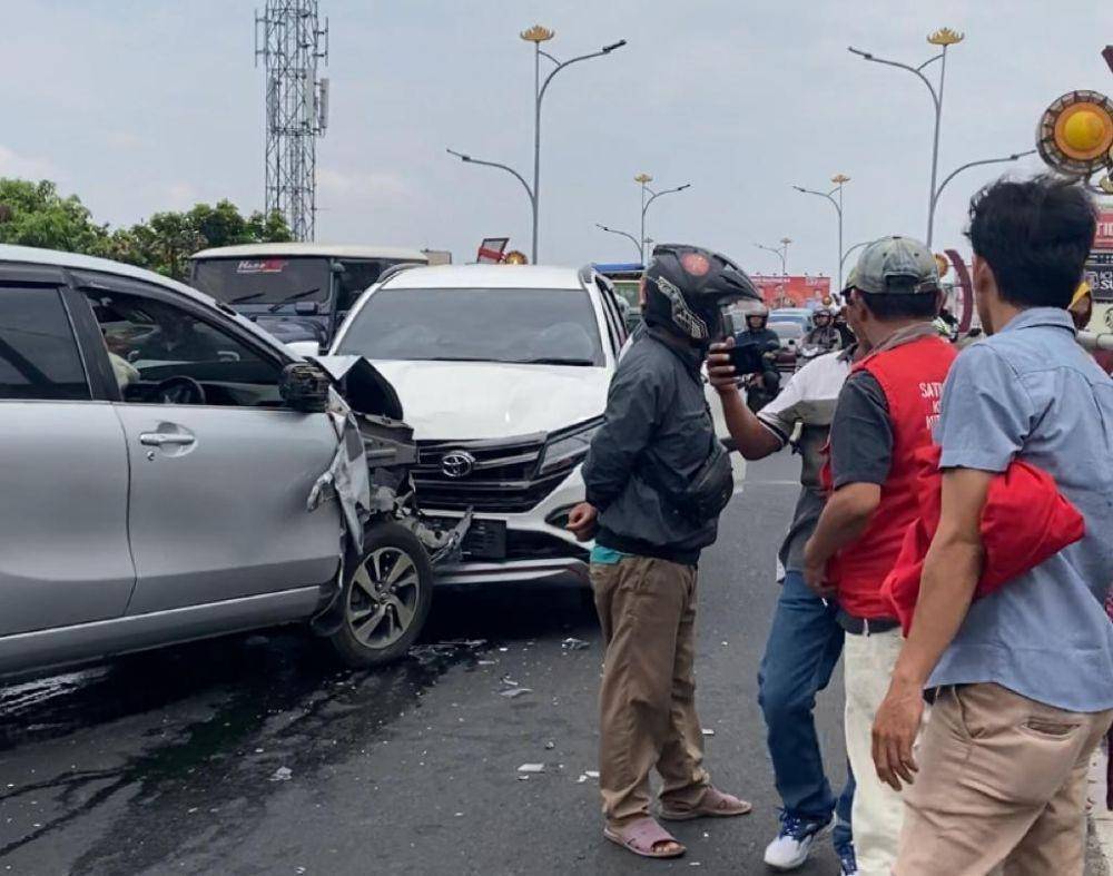 Kecelakaan beruntun melibatkan 3 kendaraan roda empat terjadi di Jalan  Teuku Umar tepatnya flyover Mall Boemi Kedaton (MBK), Kota Bandar Lampung, Kamis (14/9/2023). (Dok. Satlantas Polresta Bandar Lampung).