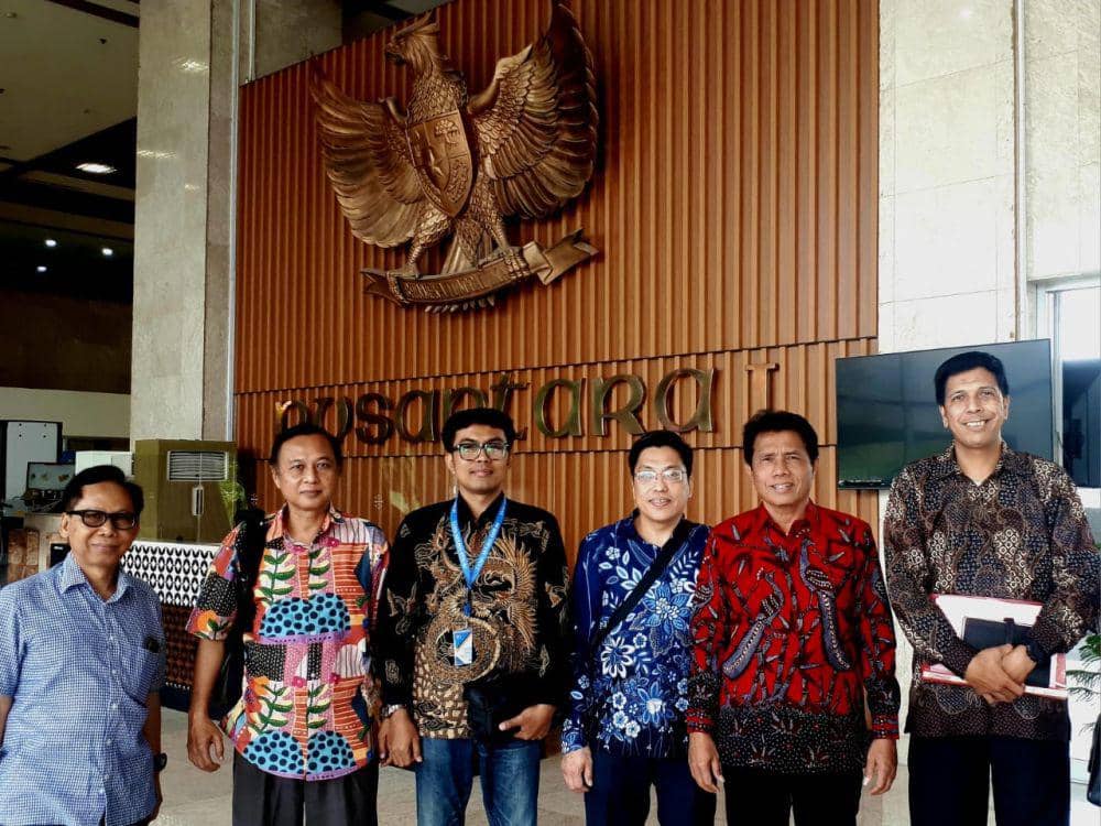 Korban apartemen Malioboro City Regency bersama anggota DPR RI. (Dok. IStimewa)