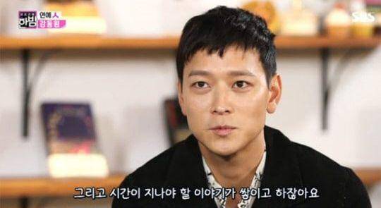potret Kang Dong Won saat tampil di acara "Night of Real Entertainment" (dok. SBS)