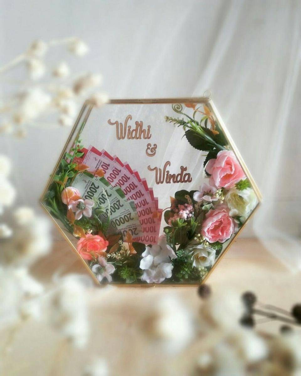 inspirasi mahar uang dengan desain kotak terrarium kaca (pinterest.com/Puspita Amalia)