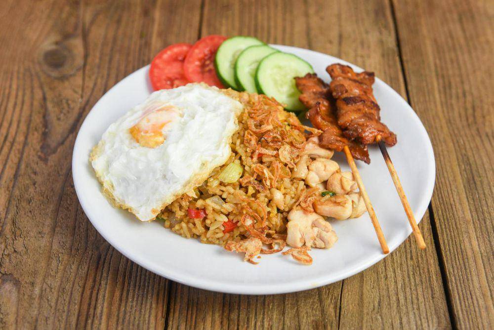 ilustrasi nasi goreng (vecteezy.com/Bigc Studio)