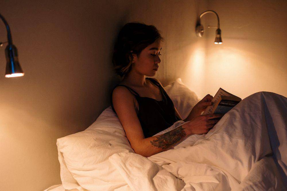 ilustrasi membaca buku sebelum tidur (pexels.com/cottonbro studio)