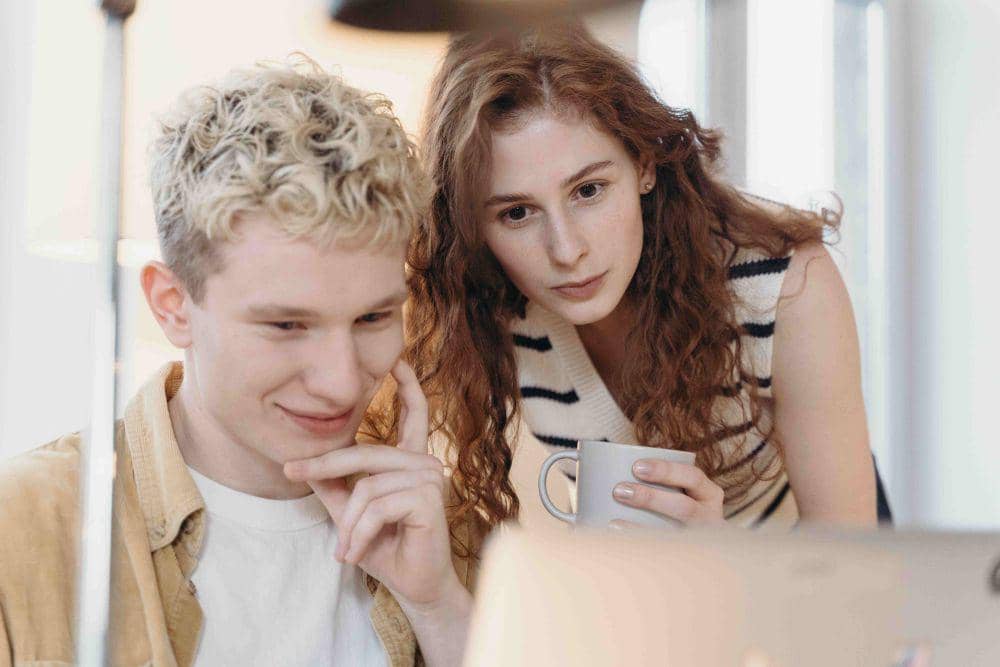 ilustrasi gebetan di tempat kerja