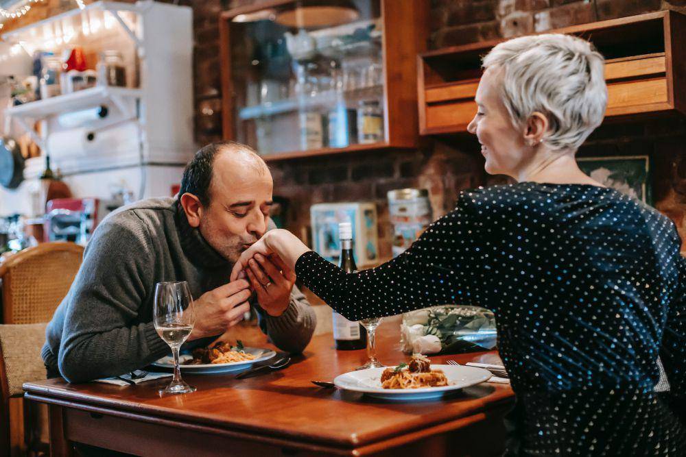 ilustrasi makan malam romantis (pexels.com/Gary  Barnes)