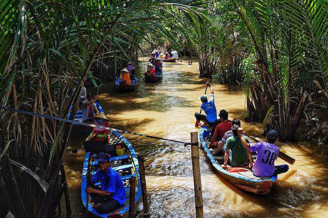 ilustrasi wisatawan menaiki kapal menyusuri sungai menuju ke pulau Thoi Son di Vietnam (pexels.com/ Noel Nicolas)