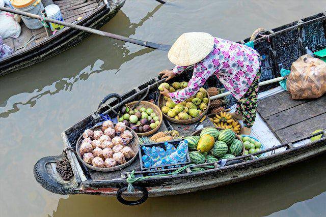 ilustrasi pedagang yang berjualan di Phong Dien Floating Market di Can Tho, Vietnam (pexels.com/ Văn Long Bùi)