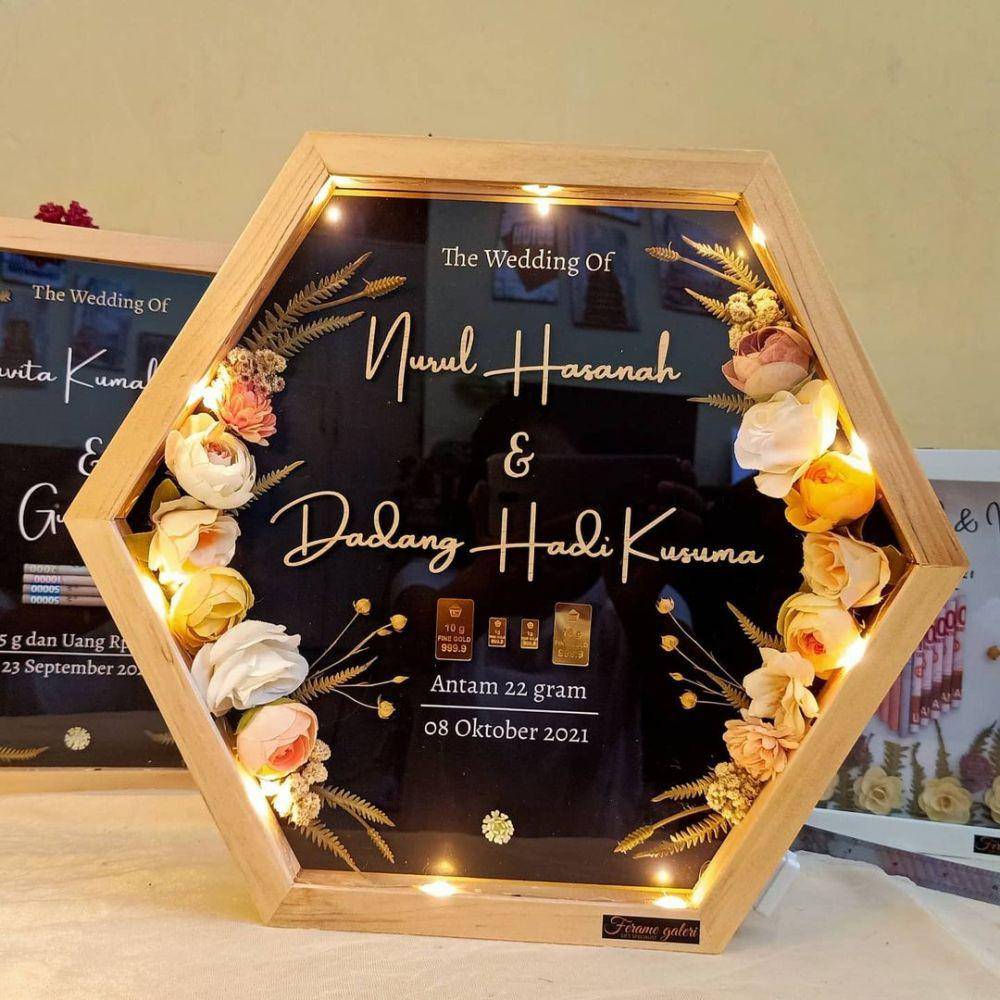 inspirasi mahar emas hexagonal dekorasi lampu (instagram.com/feramegaleri)