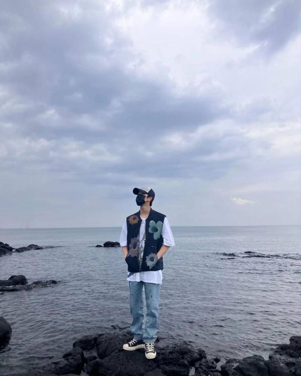 OOTD jalan-jalan ala Han Stray Kids (instagram.com/realstraykids)