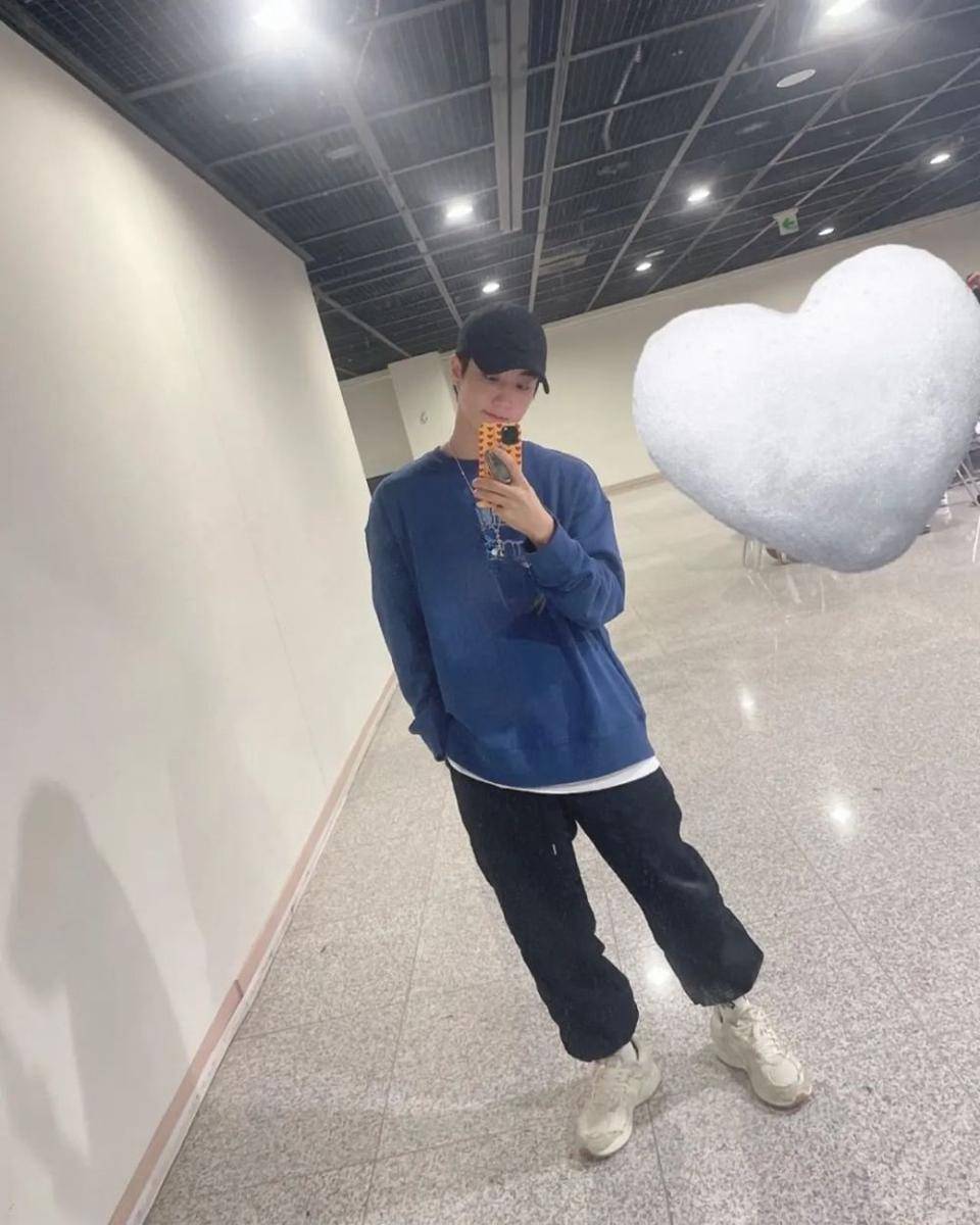 OOTD jalan-jalan ala Han Stray Kids (instagram.com/realstraykids)