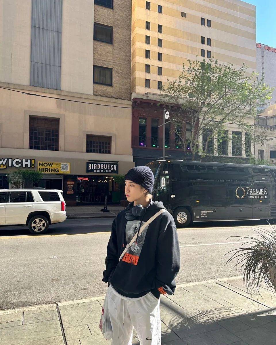 OOTD jalan-jalan ala Han stray Kids (instagram.com/realstraykids)