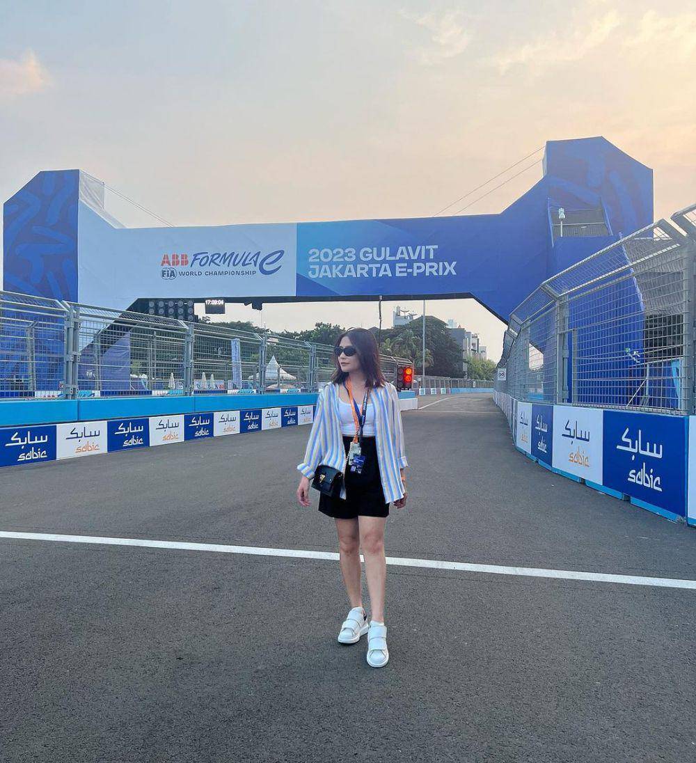 padu padan outer ala Prilly Latuconsina (instagram.com/prillylatuconsina96)