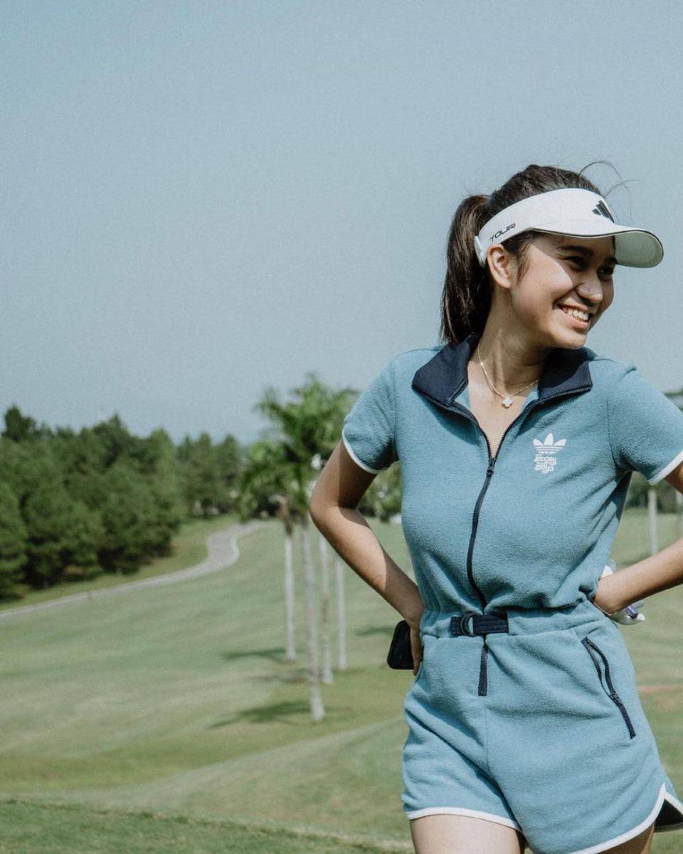 potret Azizah Salsha bermain golf (instagram.com/azizahsalsha_)