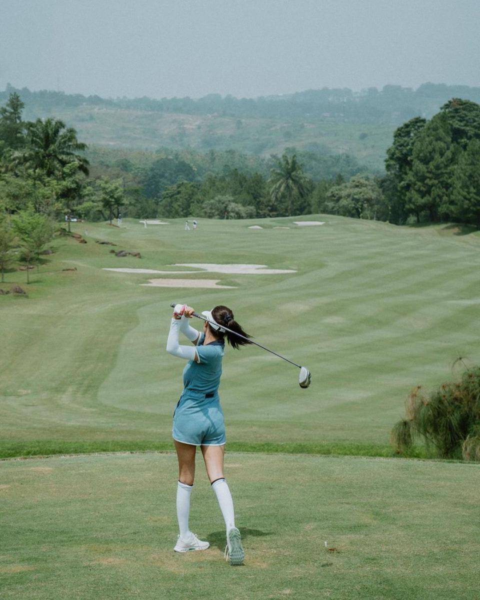 potret Azizah Salsha bermain golf (instagram.com/azizahsalsha_)