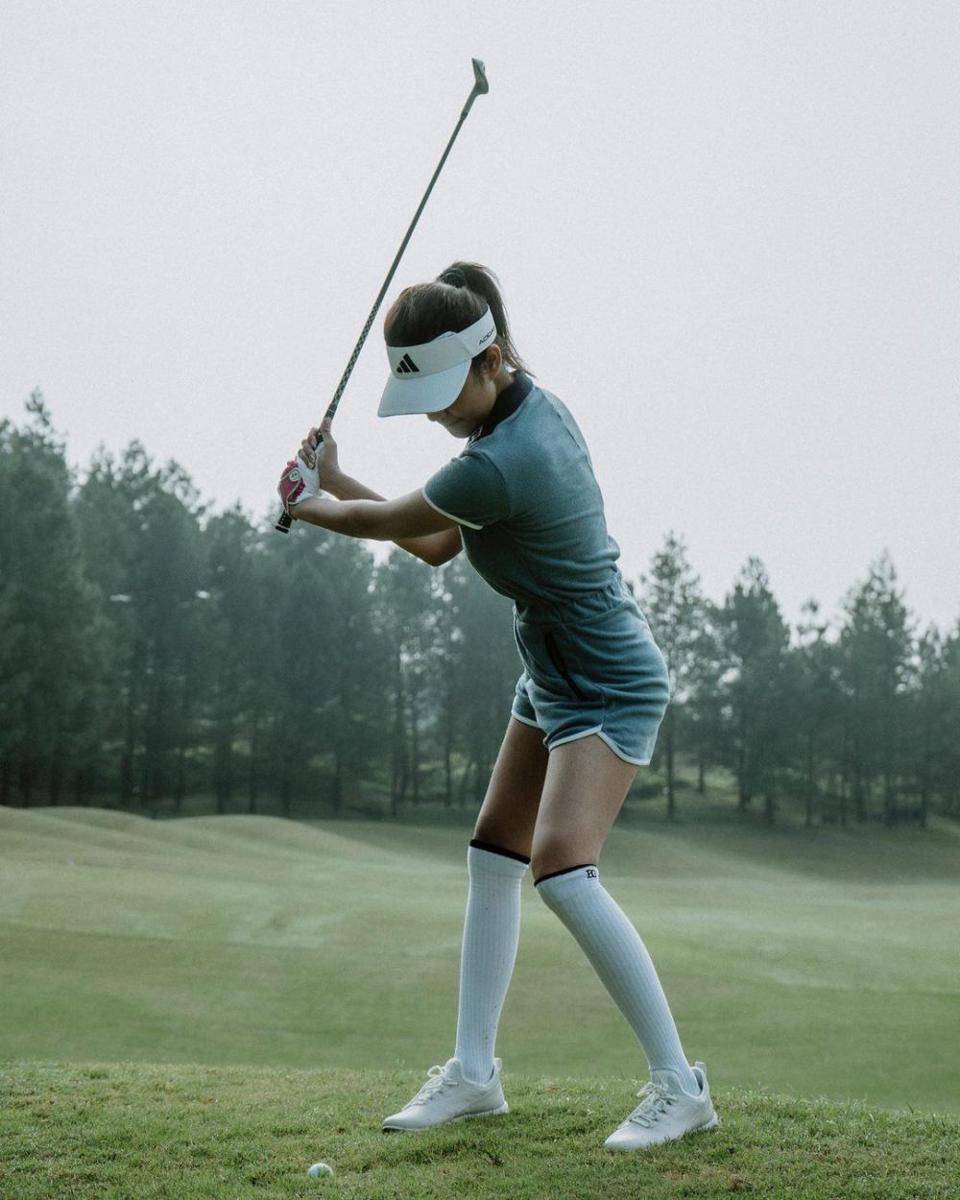 potret Azizah Salsha bermain golf (instagram.com/azizahsalsha_)