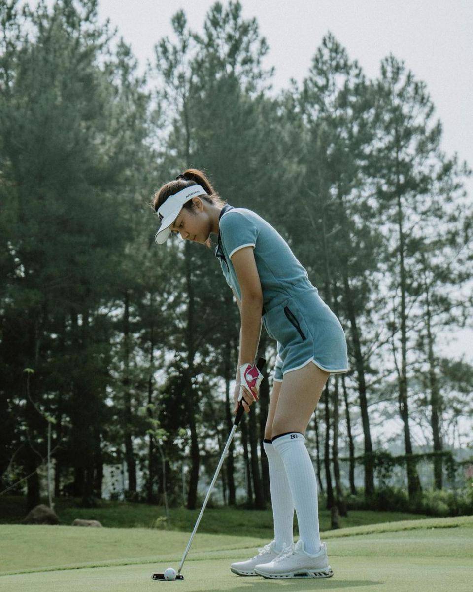 potret Azizah Salsha bermain golf (instagram.com/azizahsalsha_)