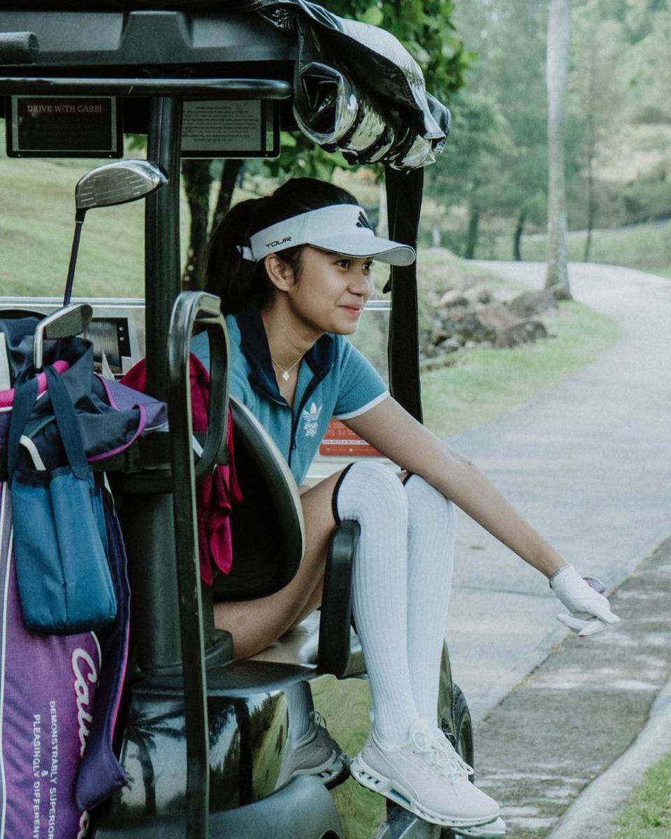 potret Azizah Salsha bermain golf (instagram.com/azizahsalsha_)