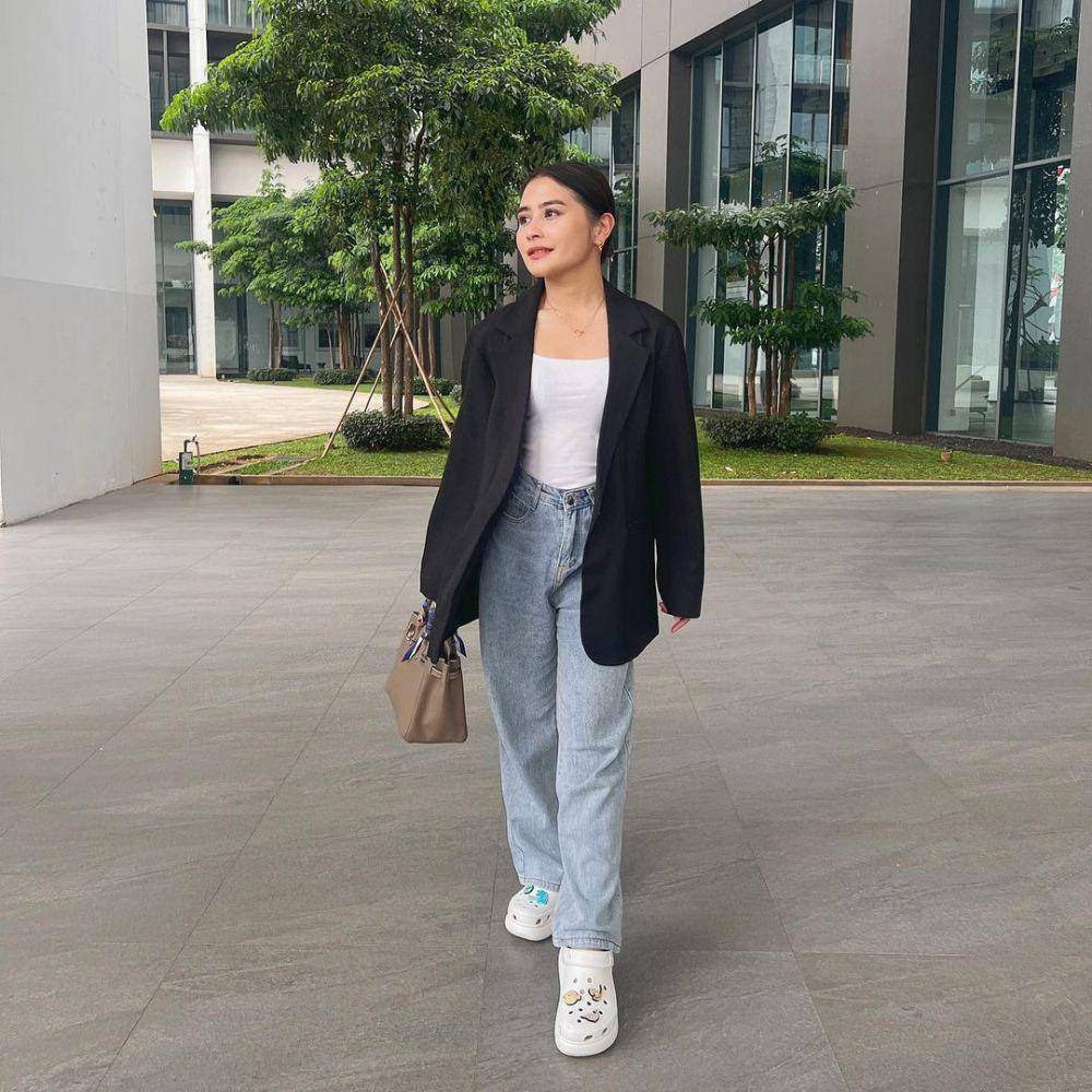 padu padan outer ala Prilly Latuconsina (instagram.com/prillylatuconsina96)