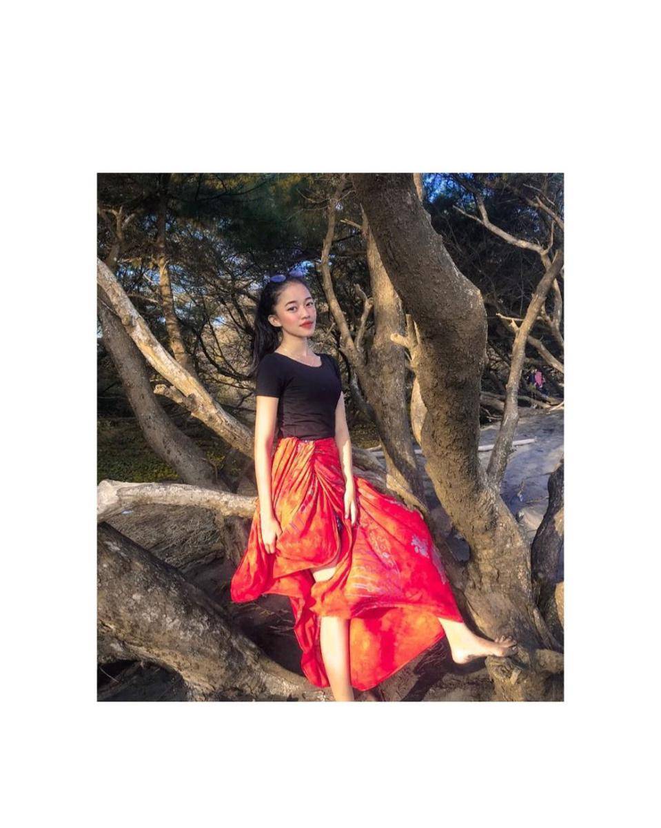 Ide OOTD pakai rok ala Ummi Quary (instagram.com/ummi_quary)