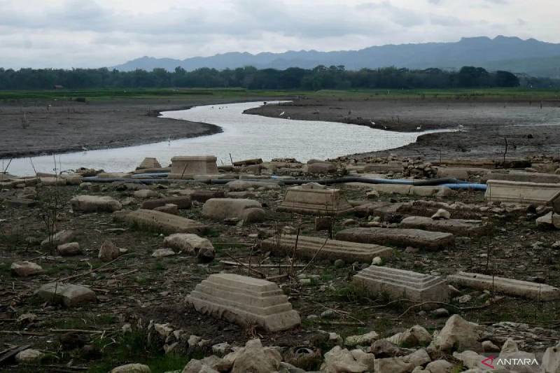 Potret kompleks pemakaman yang muncul di Waduk Gajah Mungkur, Wonogiri (ANTARA FOTO/Maulana Surya/foc)