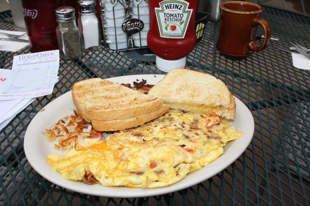 Ilustrasi cara penyajian omelet daging asap (pixabay.com/traveLink)