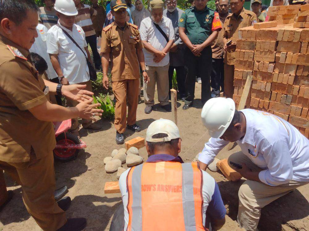 Peletakan batu pertama program bedah rumah dari PCN di Kecamatan Hamparan Perak (Dok.PCN Sumut)