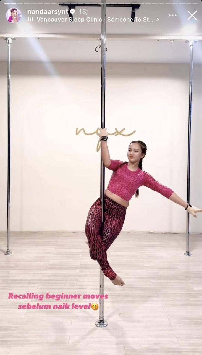 potret Nanda Arsyinta latihan pole dance (Instagram.com/nandaarsynt)