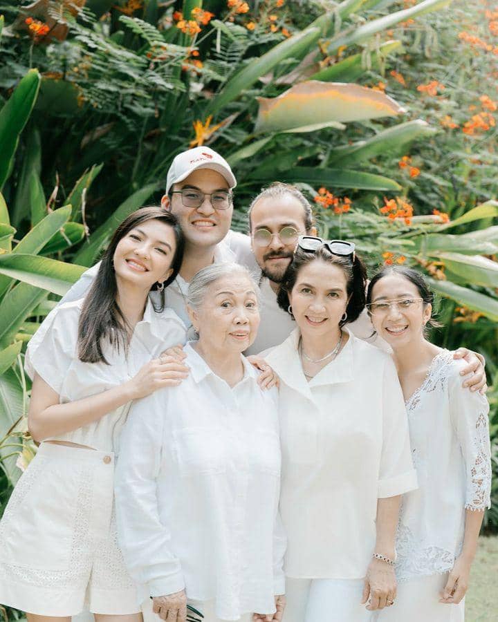 pemotretan keluarga Raline Shah (instagram.com/roseline_abu)