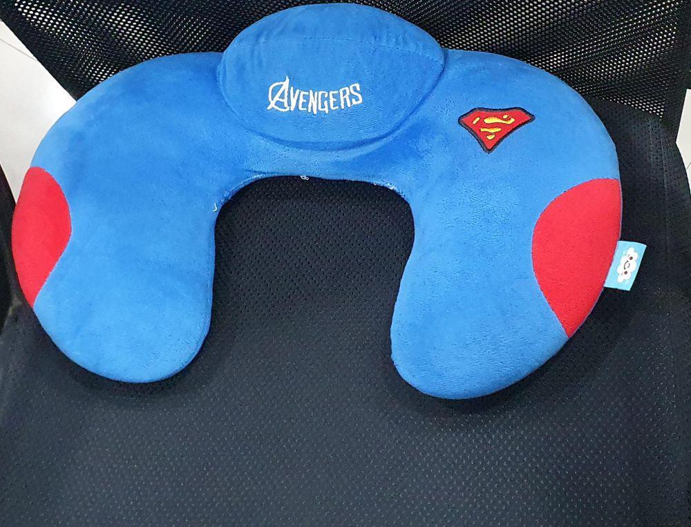 8 Desain Bantal Leher yang Mencolok Mata, Yakin Mau Pakai?