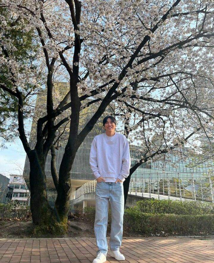 Do Sang Woo di balik layar A Time Called You (instagram.com/sang_____w)