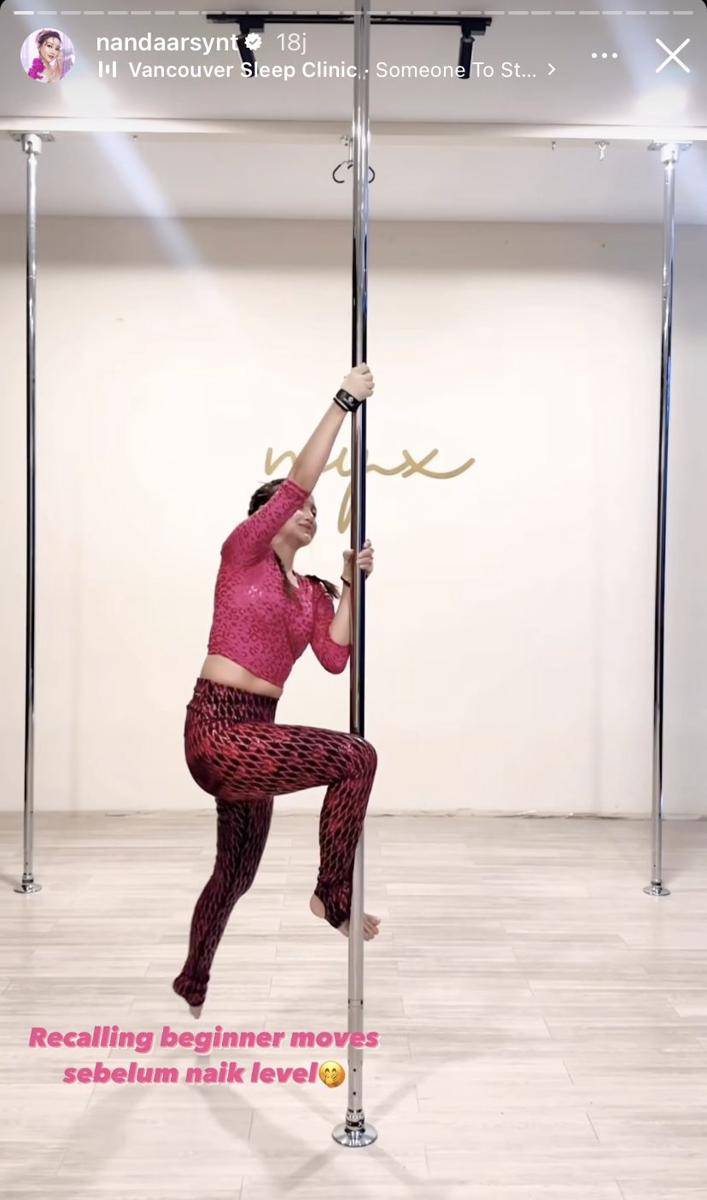 potret Nanda Arsyinta latihan pole dance (Instagram.com/nandaarsynt)