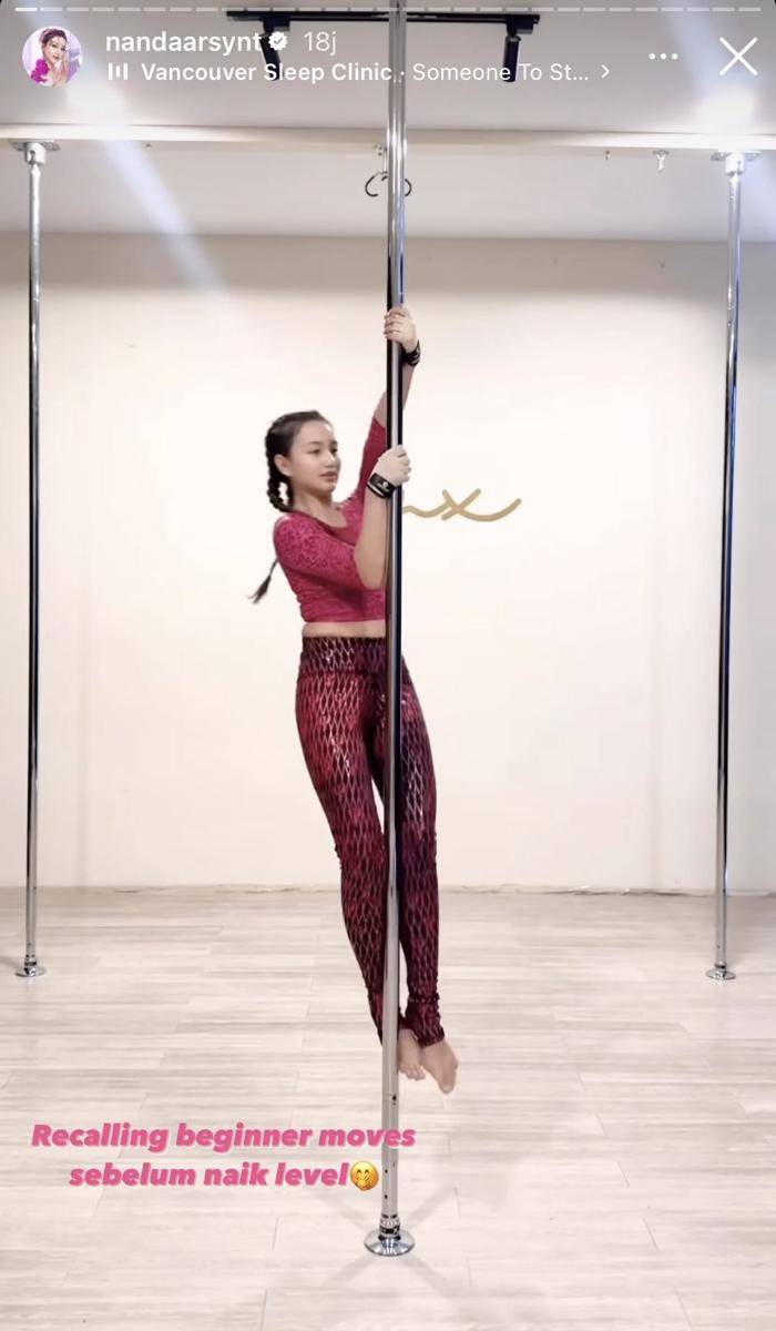potret Nanda Arsyinta latihan pole dance (Instagram.com/nandaarsynt)