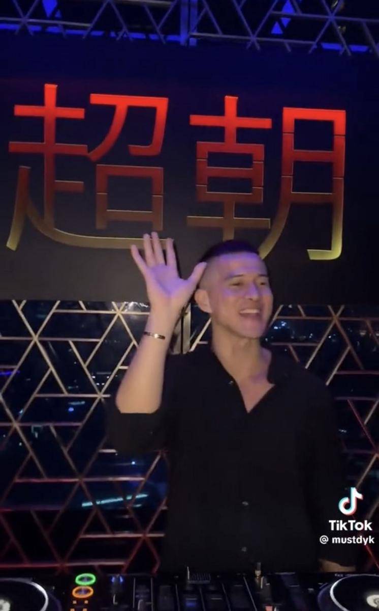 potret viral Herjunot Ali nge-DJ lagi (tiktok.com/mustdyk)