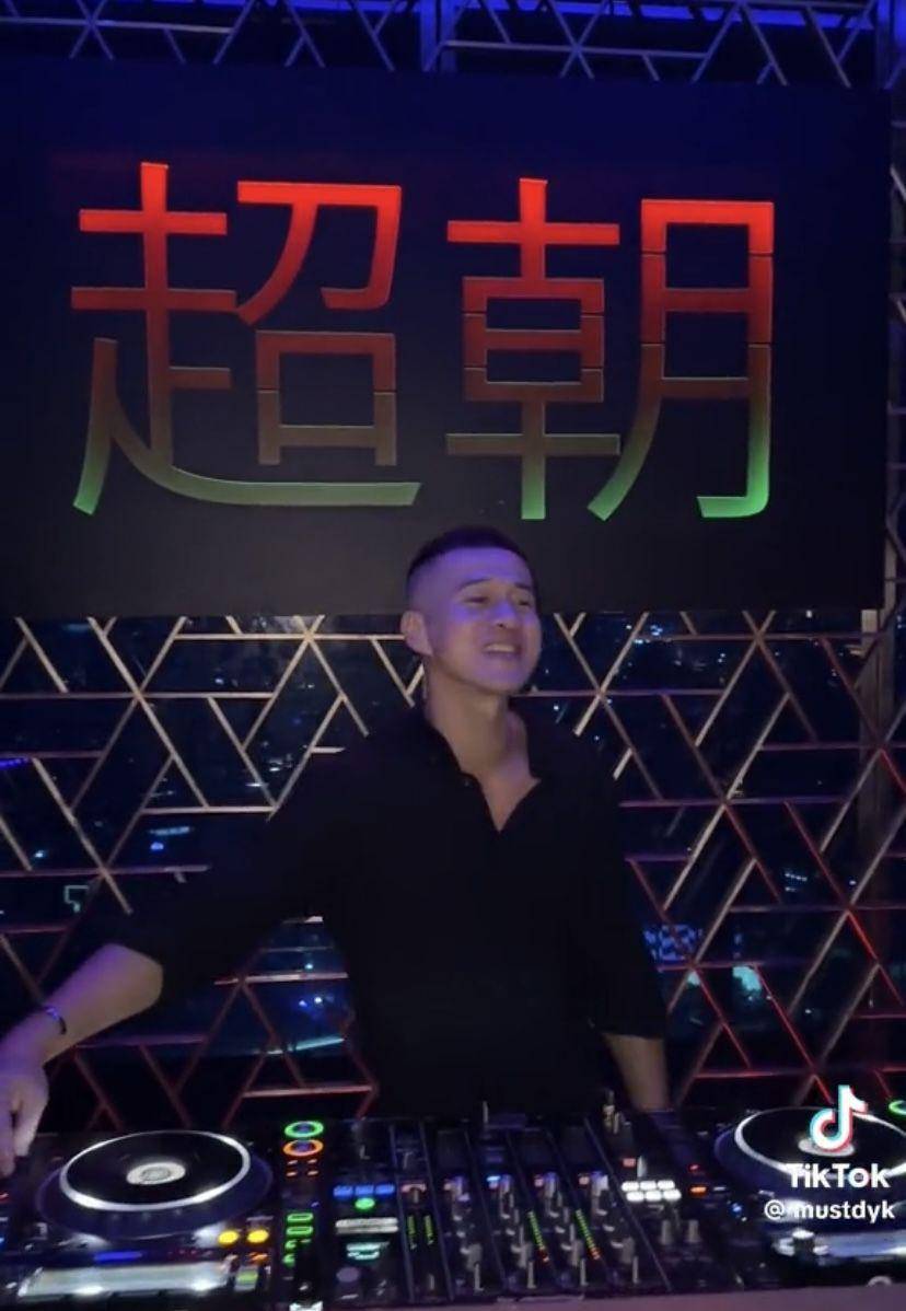 potret viral Herjunot Ali nge-DJ lagi (tiktok.com/mustdyk)