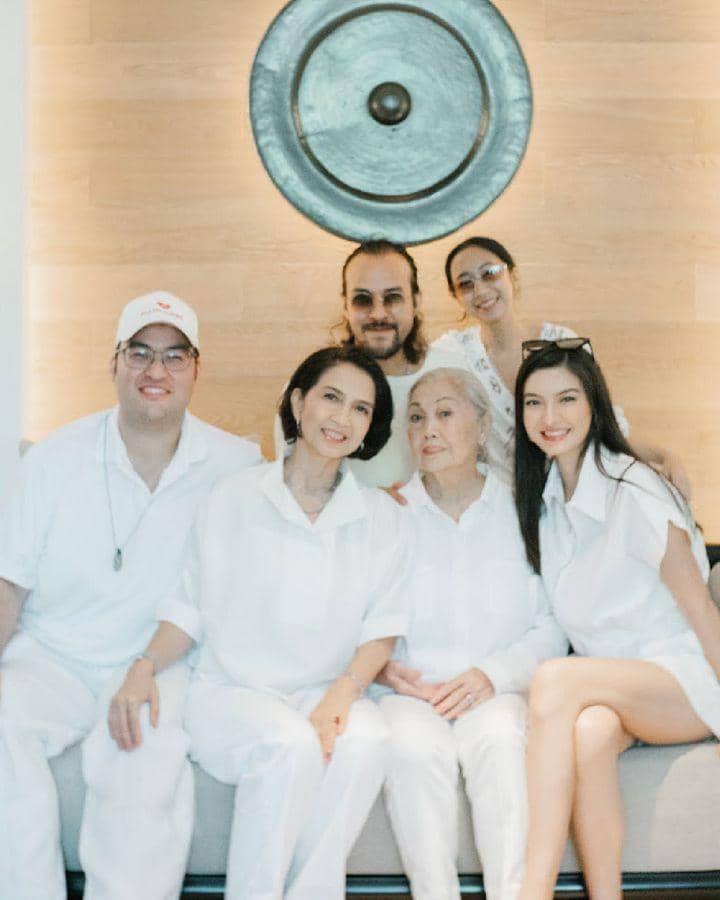 pemotretan keluarga Raline Shah (instagram.com/roseline_abu)