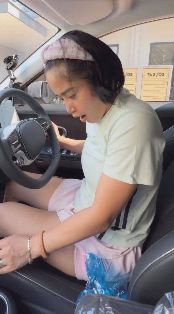 Farida Nurhan unboxing mobil baru (instagram.com/farida.nurhan)
