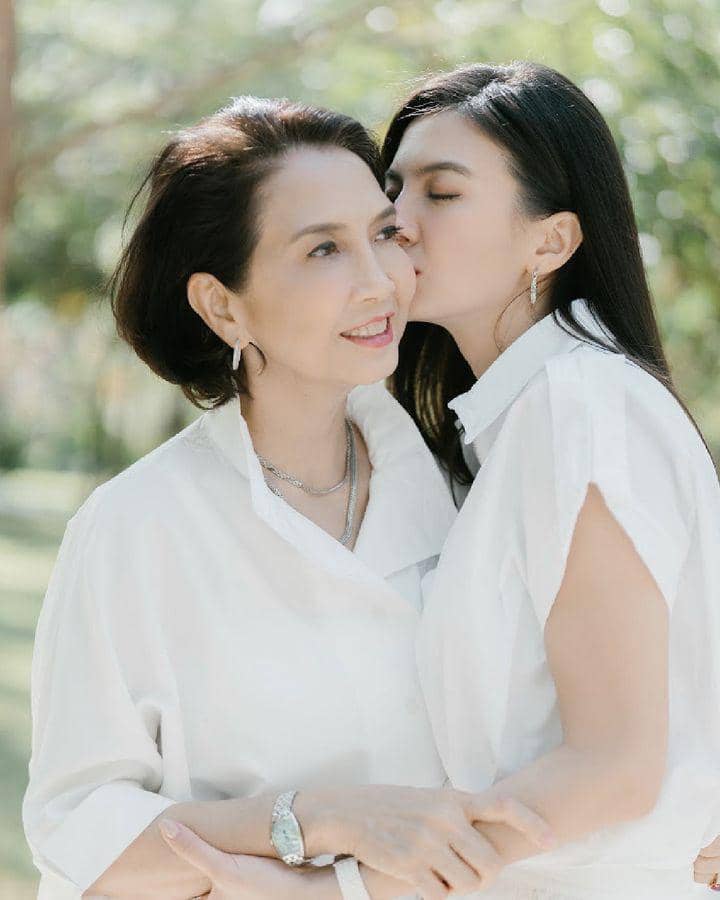 pemotretan keluarga Raline Shah (instagram.com/roseline_abu)