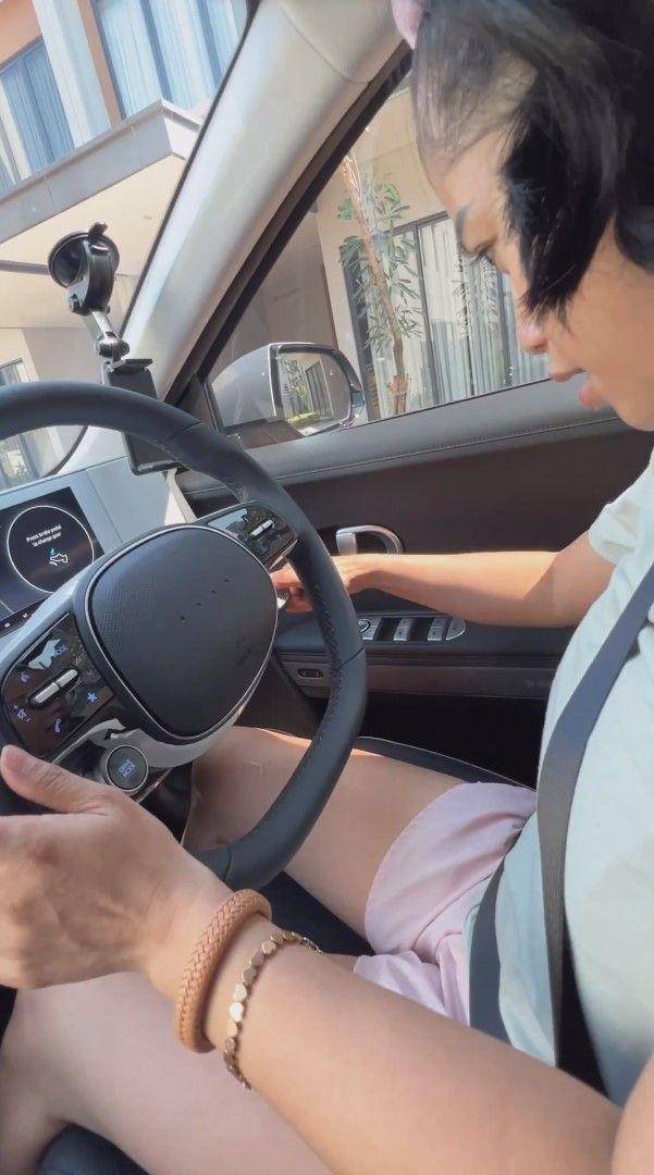 Farida Nurhan unboxing mobil baru (instagram.com/farida.nurhan)