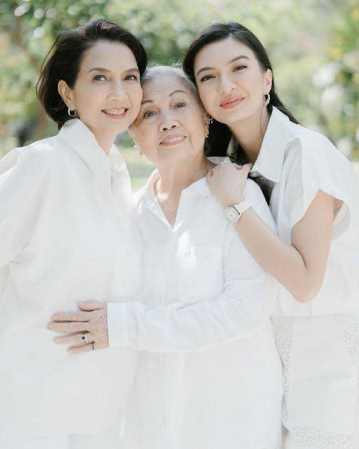 pemotretan keluarga Raline Shah (instagram.com/roseline_abu)