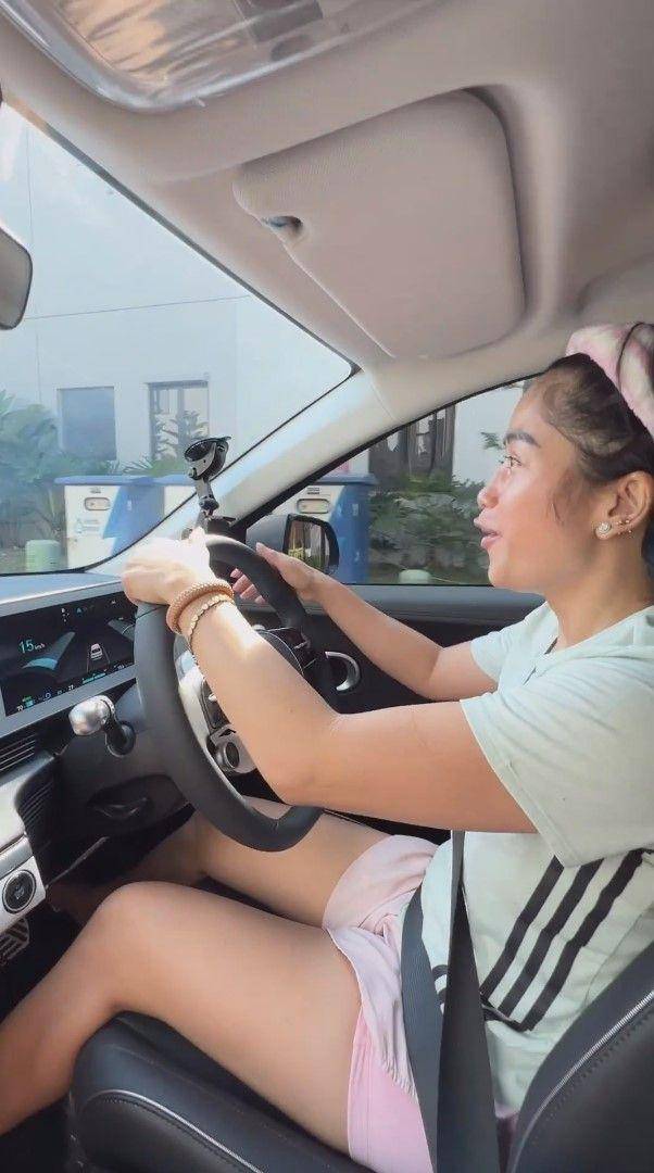Farida Nurhan unboxing mobil baru (instagram.com/farida.nurhan)