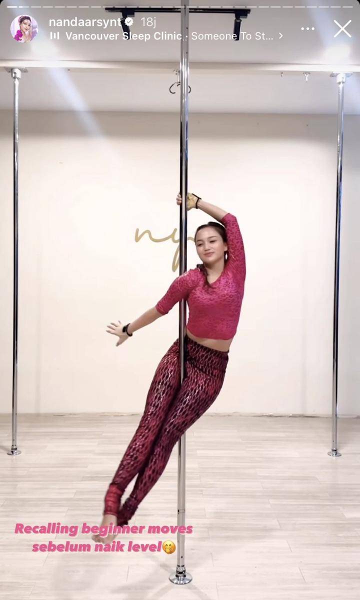 potret Nanda Arsyinta latihan pole dance (Instagram.com/nandaarsynt)