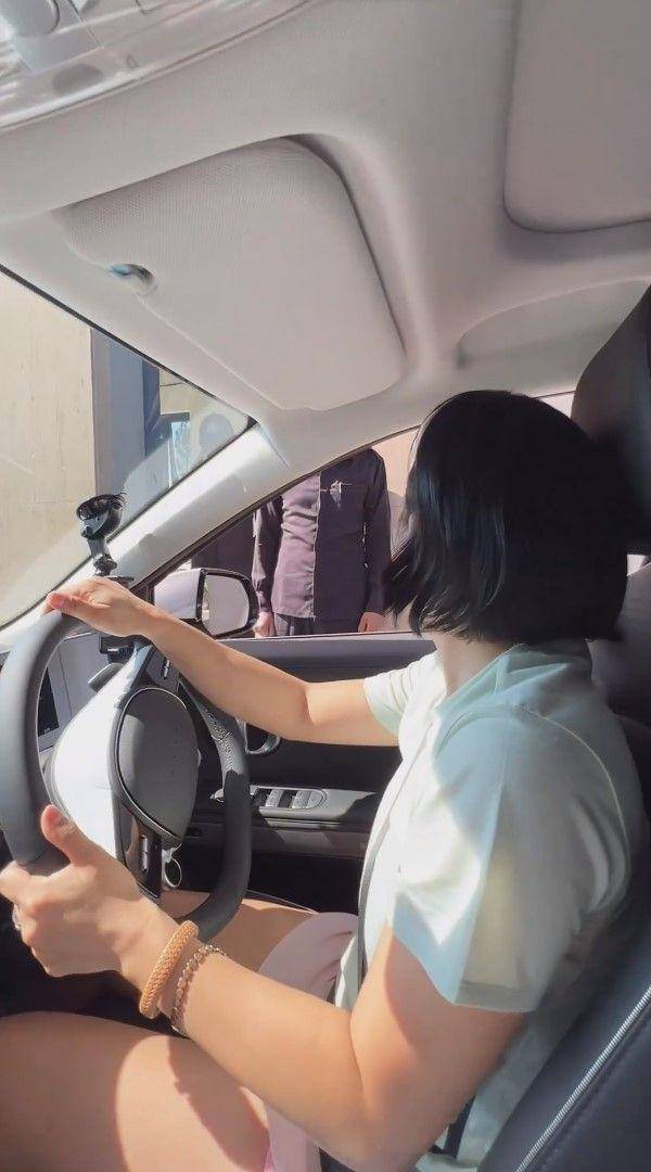 Farida Nurhan unboxing mobil baru (instagram.com/farida.nurhan)