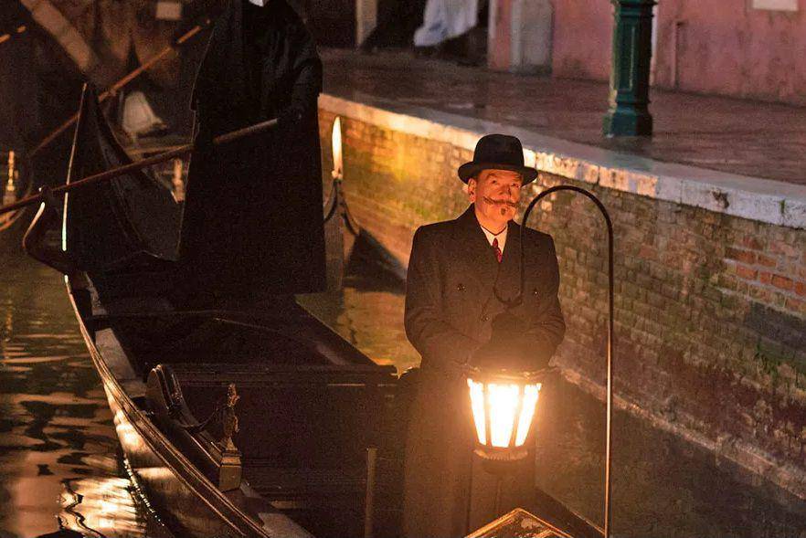Kenneth Branagh dalam film A Haunting in Venice (dok. 20th Century Studios/A Haunting in Venice)