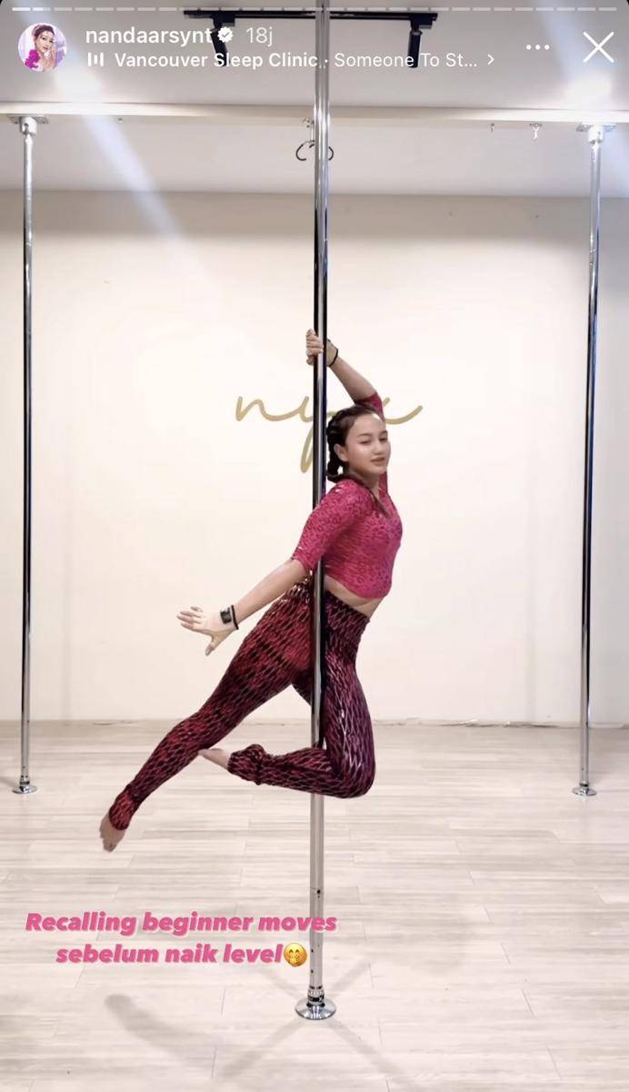potret Nanda Arsyinta latihan pole dance (Instagram.com/nandaarsynt)