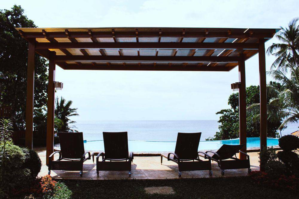 Inspirasi desain kolam renang dengan gazebo (unsplash.com/Bryan Agua)